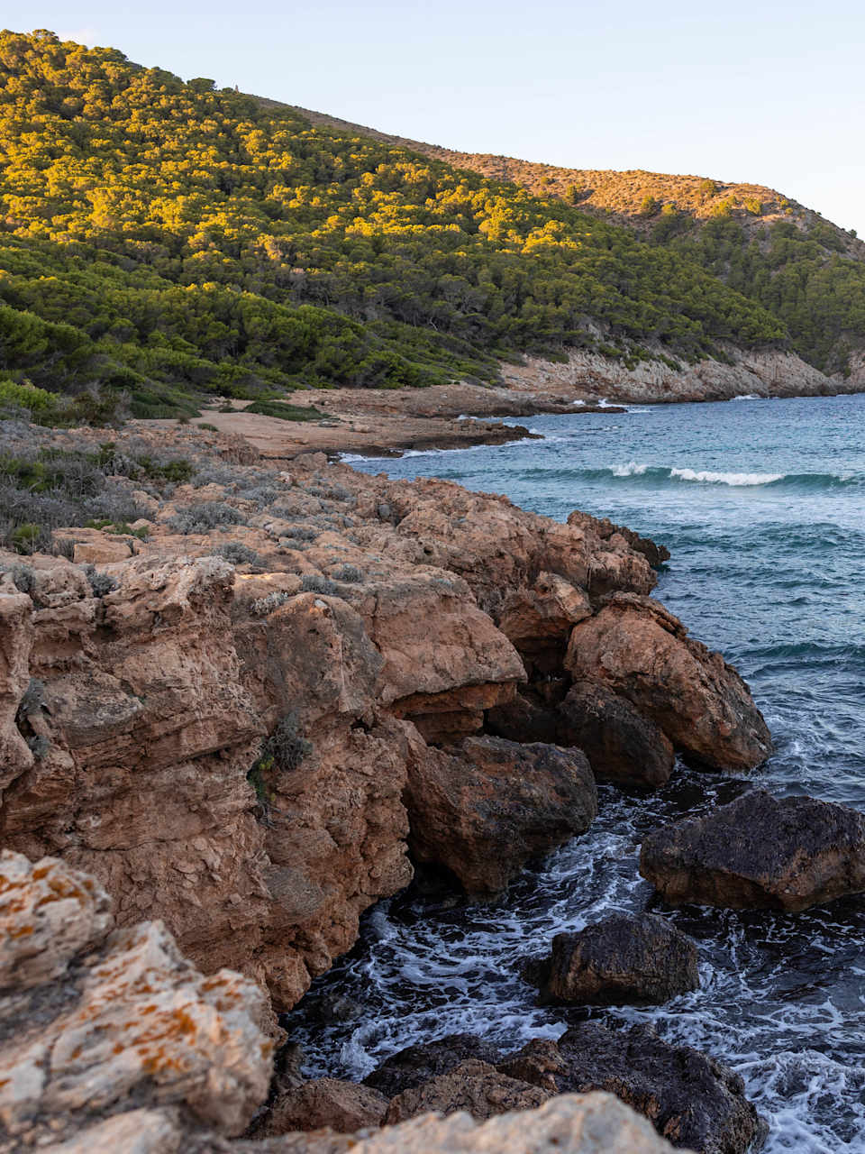 Felsen in der Bucht Cala Agulla auf Mallorca, Spanien