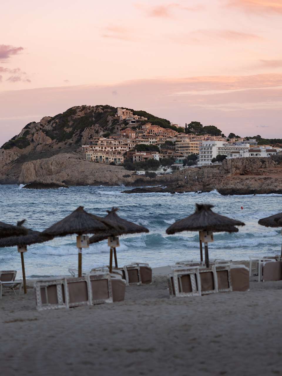 Sonnenuntergang in der Bucht Cala Agulla auf Mallorca, Spanien