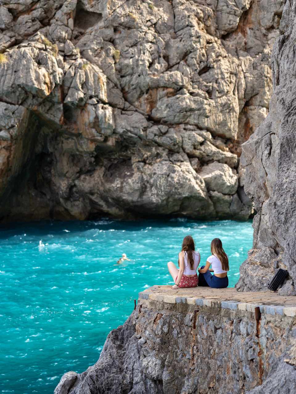 Zwei Frauen genießen die Aussicht auf den Torrent de Pareis auf Mallorca, Spanien