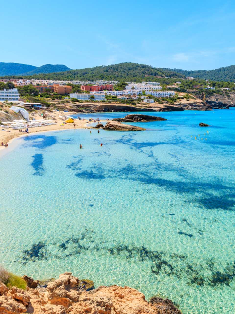 Türkisblaues Wasser am Strand von Cala Tarida auf Ibiza