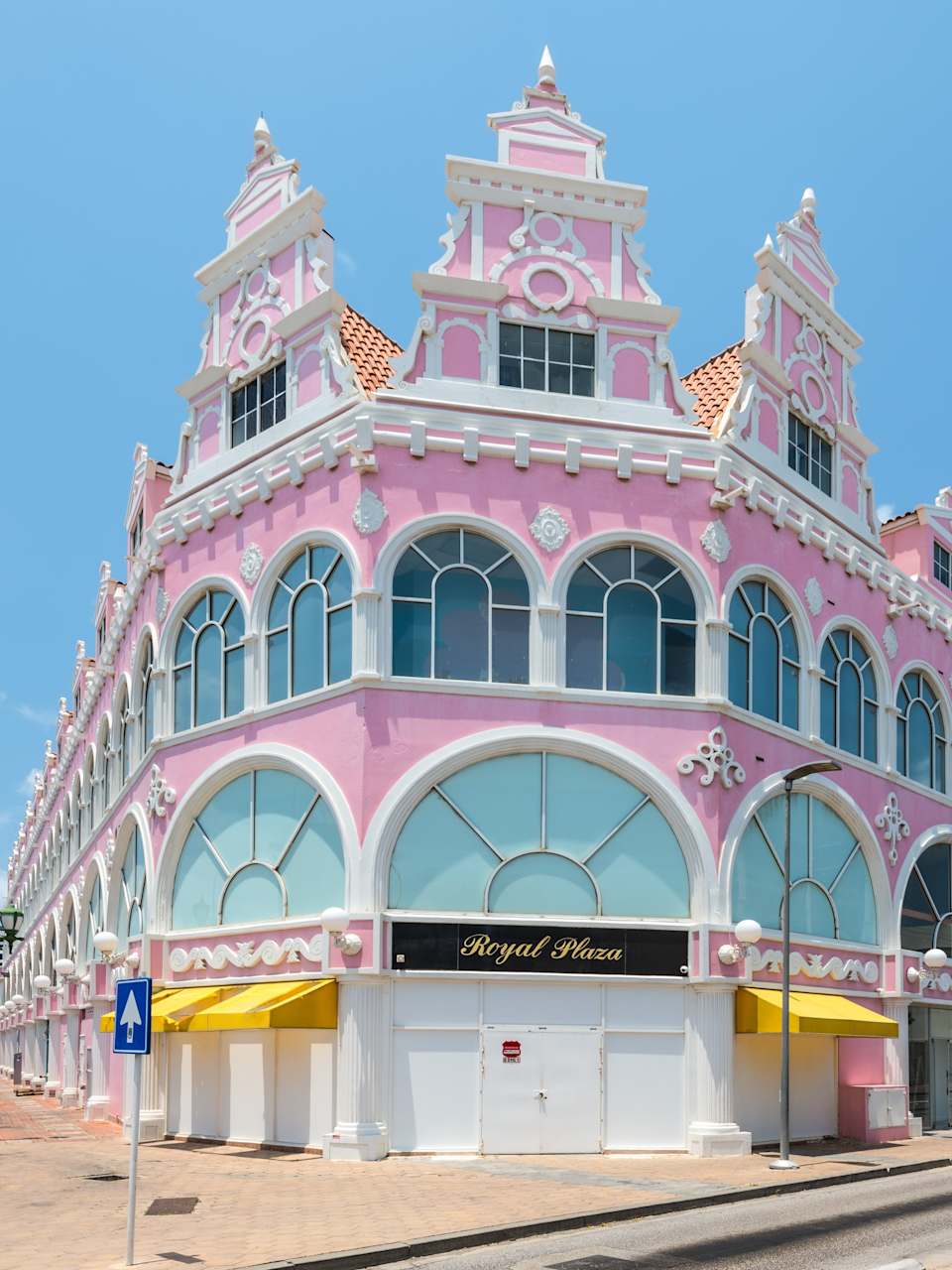 Farbenfrohe Shops in Oranjestad auf Aruba, Karibik © Shutterstock