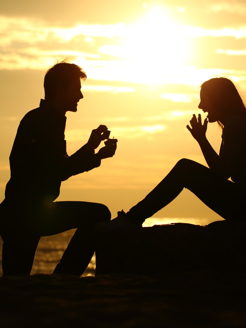 Ein Augenblick, den man nie vergisst – Heiratsantrag an einem romantischen Strand. © Antonioguillem - stock.adobe.com
