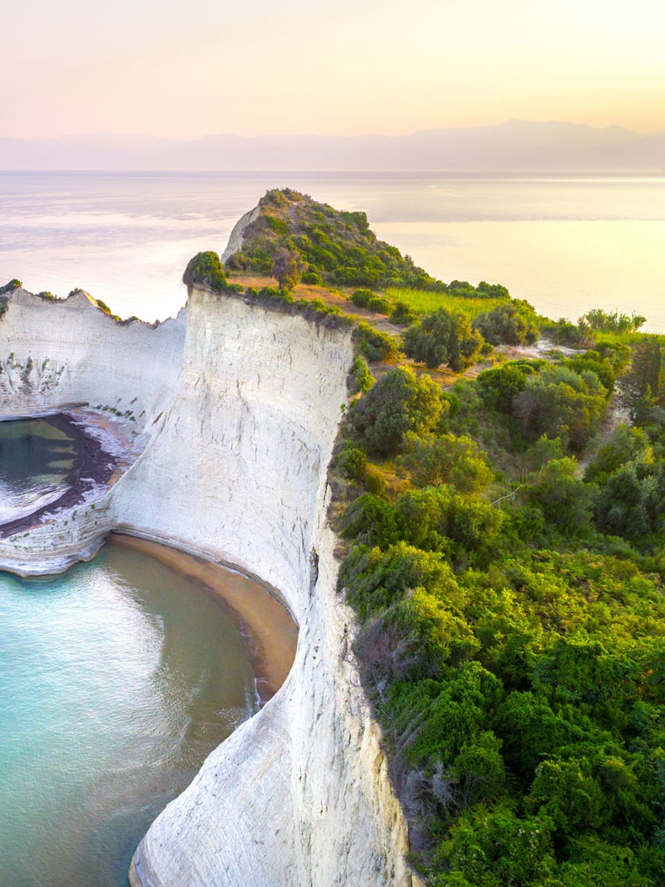 Weiße grünbewachsene Klippen