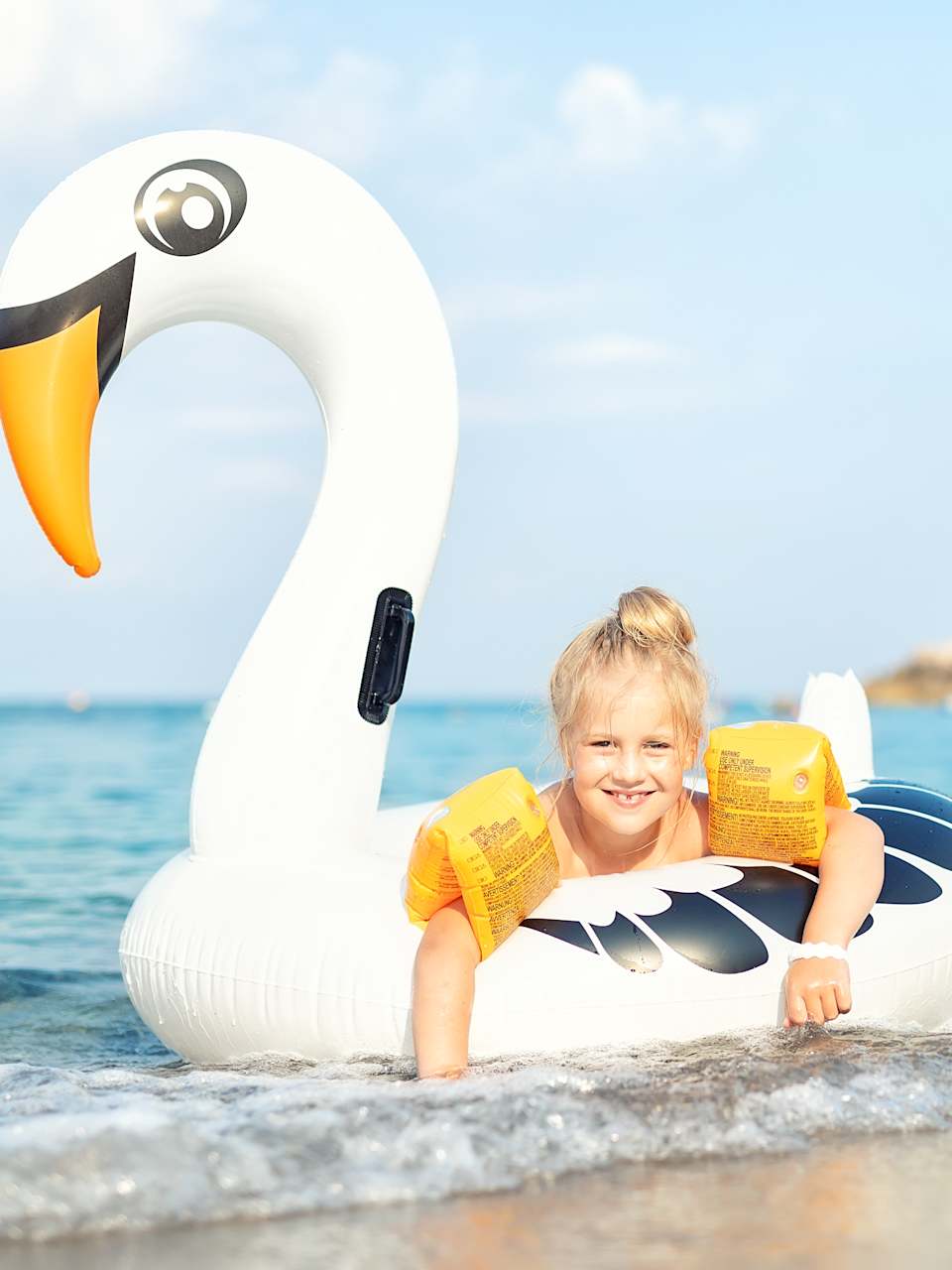 Mädchen an einem schönen Strand
