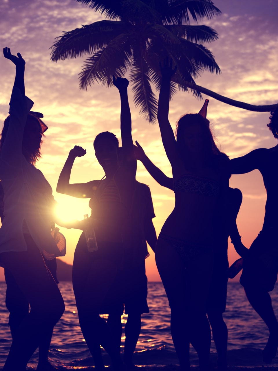UrlauberInnen feiern am Strand