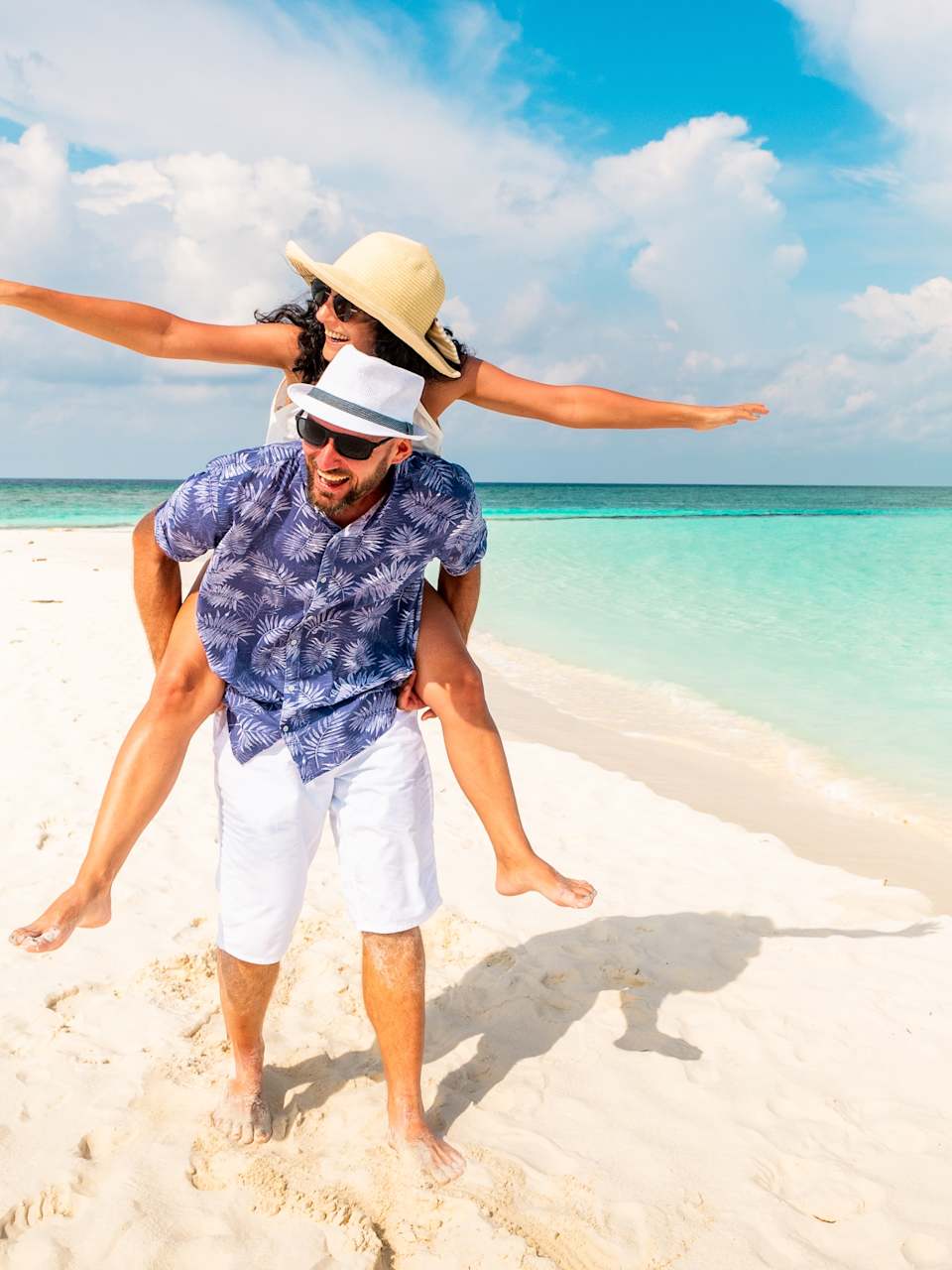 Mann und Frau freue sich am Strand.