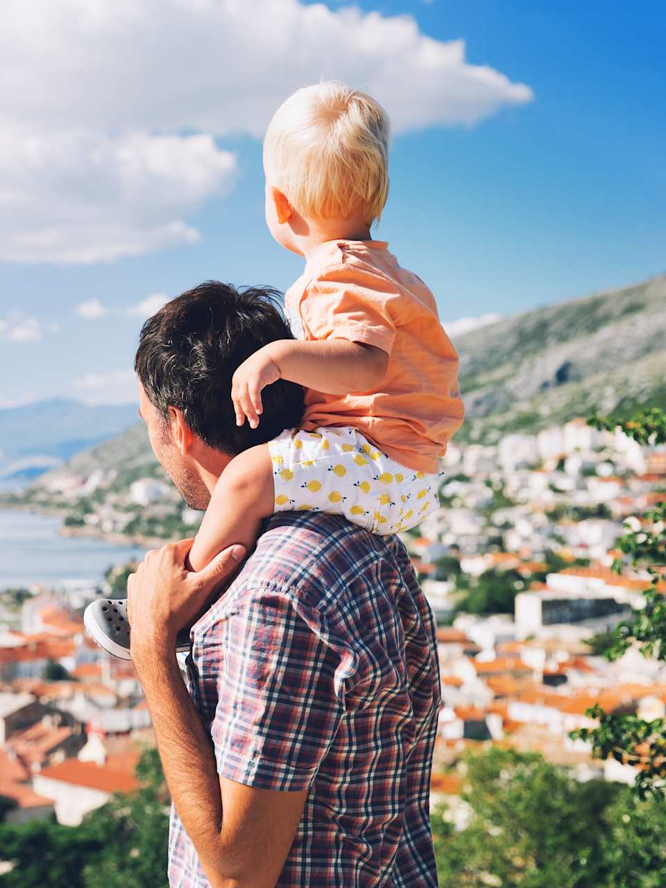 Vater mit Sohn auf den Schultern bei einem Ausflug in Kroatien.