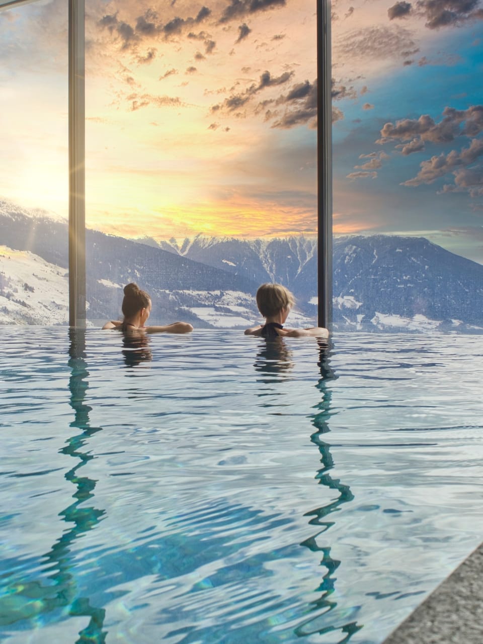 Frauen im Pool in den Bergen
