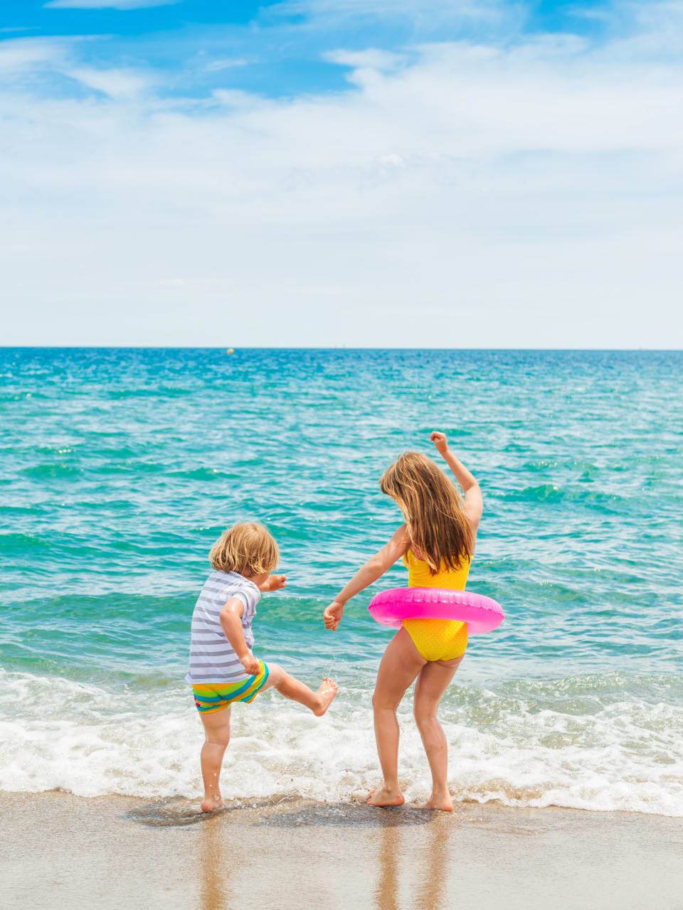 Zwei Kinder spielen am Strand, Dominikanische Republik