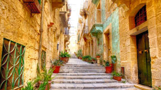 Kleine Straße mit Stufen in Valetta, Malta