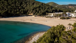 Der Strand von Cala Llonga auf Ibiza