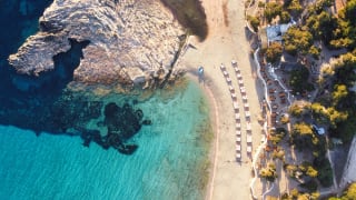 Vogelperspektive auf den Strand von Cala Bassa auf Ibiza