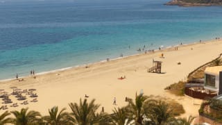 Vogelperspektive des Playa d'en Bossa auf Ibiza