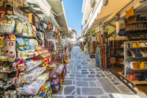 Einkaufsstraße in der Altstadt von Kos, Griechenland