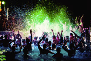 Feiernde in einem beleuchteten Pool, Rhodos, Griechenland