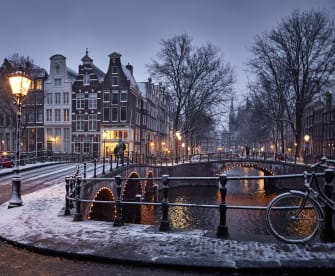 Amsterdam im Winter © 1111IESPDJ/E+ via Getty Images