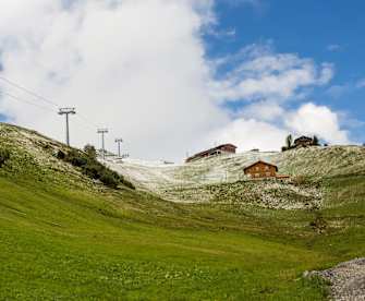 Berggipfel ohne Schnee © iStock.com/Wirestock