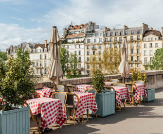 Cafe an der Seine, Paris, Frankreich © Alexander Spatari/Moment via Getty Images