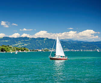 Boot auf dem Bodensee, bewaldete Hügel im Hintergrund