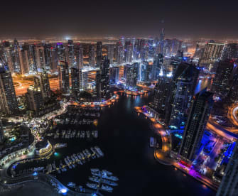 Dubai bei Nacht © Pierre Ogeron/Moment via Getty Images
