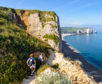 Etretat in Frankreich ©olrat/iStock Editorial / Getty Images Plus via Getty Images
