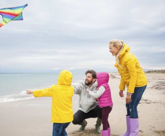 Familie an der Ostsee © Vesnaandjic/E+ via Getty Images