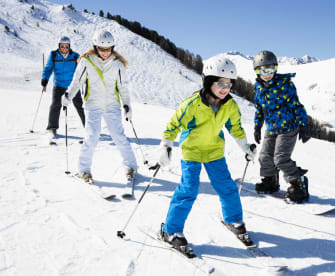 Familie fährt Ski in Bayern © SolStock/E+ via Getty Images