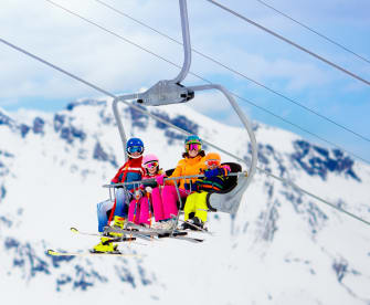 Familie im Skilift in den Bergen ©iStock.com/FamVeld