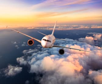 Flugzeug über den Wolken © Jag_cz/iStock / Getty Images Plus via Getty Images