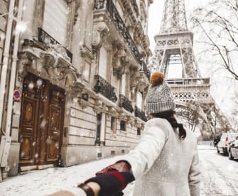 Frau im winterlichen Paris © Orbon Alija/E+ via Getty Images