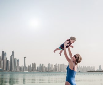 Frau mit Kind, Dubai © ImageGap/iStock / Getty Images Plus via Getty Images