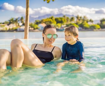 Glückliche Familie, die sich im Sommerurlaub entspannt ©iStock.com/galitskaya