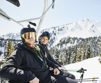 Lift im Skigebiet ©Thomas Barwick/DigitalVision via Getty Images