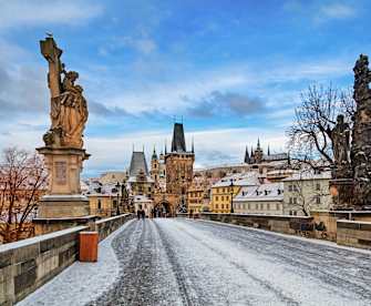Karlsbrücke am Wintermorgen, Prag © iStock.com/rusm