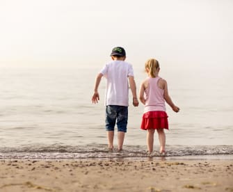 Zwei Kinder am Strand, Warnemünde © Claudia Marx - stock.adobe.com