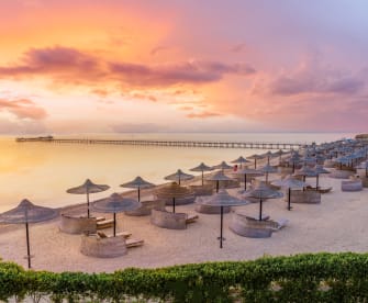 Landschaft mit Strand bei Sonnenaufgang in Marsa Alam © iStock.com/Balate Dorin