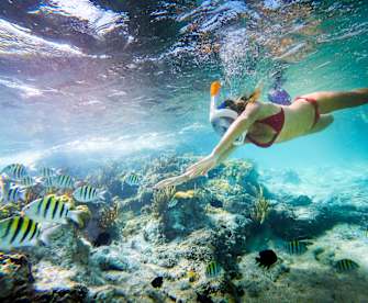 Mädchen schnorchelt in einer wunderschönen Lagune © iStock.com/Erwin Barbe