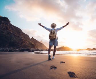 Mann geniesst Sonne am Strand © Kar-Tr/iStock / Getty Images Plus via Getty Images