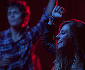 Menschen haben Spaß auf einem Konzert © Vincent Besnault/The Image Bank