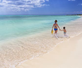 Mutter und Kind am Strand, Mexiko © David Santiago Garcia / Aurora Photos/Cavan via Getty Images