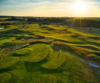 Blick auf das Ostsee Golf Resort Wittenbeck und die aufgehende Sonne.