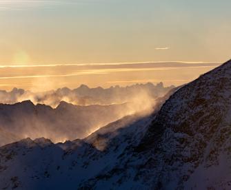 Sonnenaufgang über den schneebedeckten Gipfeln des Öztals.