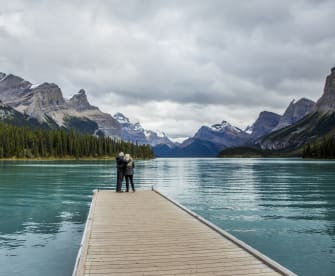 Paar an See in den Bergen © Steve Smith/Tetra images via Getty Images