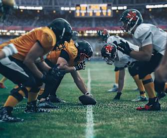American Football Spieler stehen sich auf dem Feld gegenüber