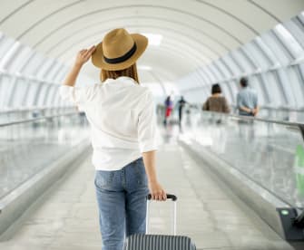 Reisende am Flughafen ©Virojt Changyencham/Moment via Getty Images