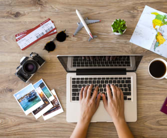 Reiseplanung am Laptop © hocus-focus/iStock / Getty Images Plus via Getty Images