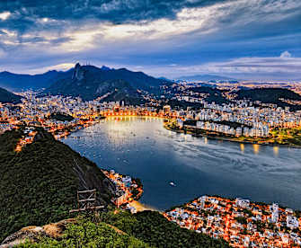 Eine erleuchtete Bucht mit Bergen im Hintergrund