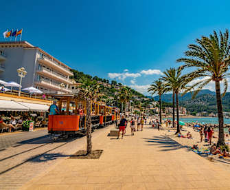 Der Rote Blitz in Port de Sóller, Mallorca, Spanien