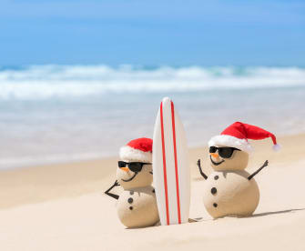 Sand-Schneemänner am Strand © iStock.com/fogaas
