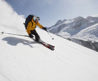 Skifahrer in Südtirol © Poncho/DigitalVision via Getty Images